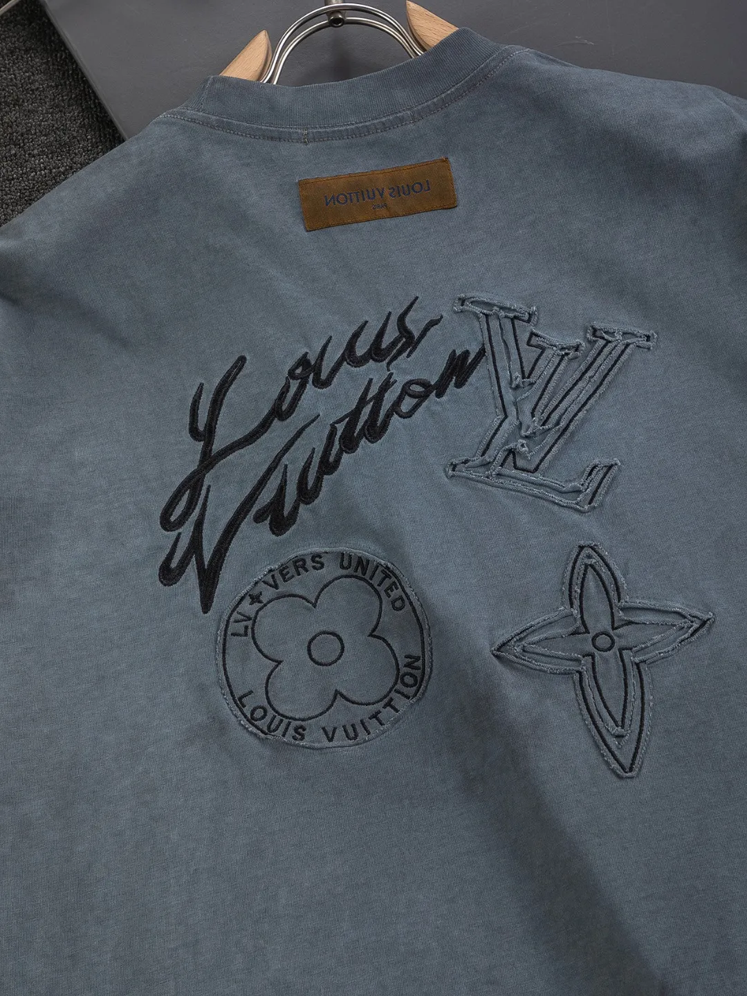 🅿️250 Louis Vuitton 1V Lvjia slightly wide version S-Xl LV 25ss new product counters are on the shelves at the same time. Multiple craftsmanship, chest cut letter patch, back panel cut clover ☘️ patch, letter signature style, one-piece design 🪡 Embroidered round neck short-sleeved T-shirt, same style for men and women! Synchronized with the official website, pure cotton fabrics at the counter! It is close to the skin and comfortable, durable and easy to wear. It has a classic and simple logo design and meticulous original craftsmanship. Short-sleeves, a must-have item for men, do not appear to be the same for the general public, but must be unique and eye-catching. This LV short-sleeve is all about quality, comfort, the same shape and fashion as always, including fabrics and cutting techniques. All of them have been made with great effort! 320 grams of washed pure cotton fabric, pure cotton is breathable, very refreshing and comfortable for daily wear. The rib knitting on the neckline is smooth and tight, and the neckline will not be skewed if you toss it at will. The loose version, you will find that it looks really good on the upper body. The overall is minimalist and neat, super versatile for daily use! Pair it casually with a pair of pants for a youthful look. A T-shirt will make your outfit crazy. It is a fashionable item that can never go wrong! Color: dark gray light blue, Size: S-XL Size chart: S: Shoulder width 50-Bust 54-Length 70 M: Shoulder width 52-Bust 56.5-Length 72 L: Shoulder width 54-Bust 59-Length 74 XL: Shoulder width 56-Bust 61.5-Length 76